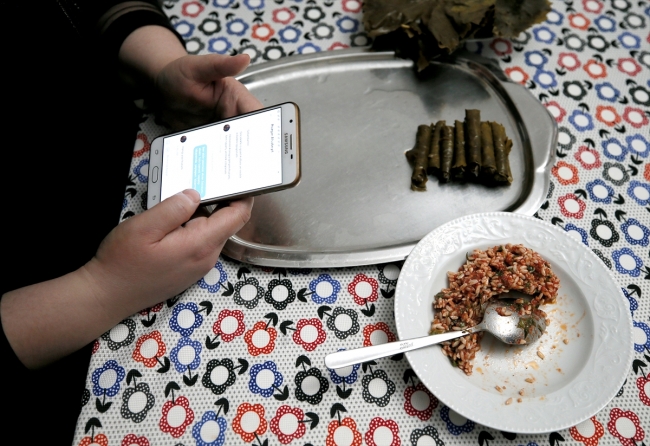 Oğlunun tedavisi için yaprak saran anneye Afrin'deki askerden destek